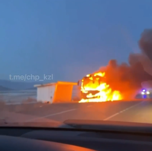 Загорелся во время движения: пассажирский автобус вспыхнул в Туве