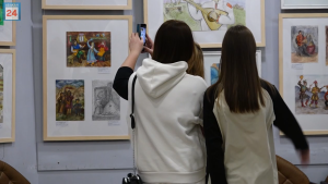 Струны русской души: абаканская «Победа» принимает выставочный проект «Сказки нашей балалаечки»