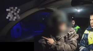 «Нифига себе, бабке 70 лет почти, перепрыгнула!»: пассажирка пыталась прикрыть пьяного водителя в Черногорске, поменявшись с ним местами