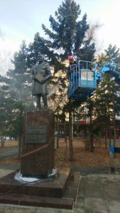 Убирают и чистят скверы и парки столицы Хакасии абаканские коммунальщики