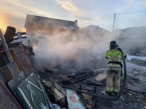 Дровяник и баню тушили в Абакане