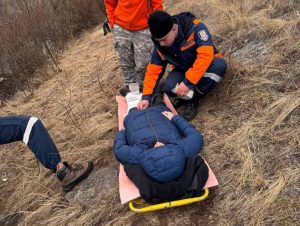 Больше 2 км несли на носилках: в районе Быстрой женщина сломала ногу, добираясь до водопада