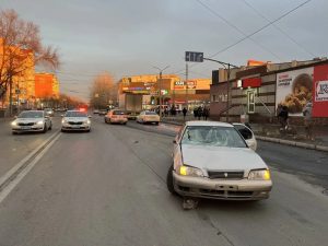 С тяжёлыми травмами в больнице: двух школьниц сбили в Абакане