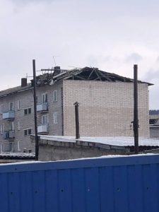 Кровлю жилого дома сорвал сильный ветер в Абазе