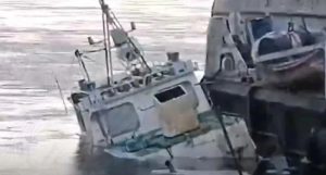 Теплоход частично затонул на Енисее, произошла утечка топлива