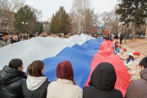 30-метровый триколор развернули в столице Хакасии в День воссоединения Крыма и Севастополя с Россией