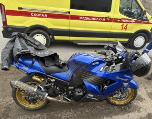 Сезон открыт: мотоциклист пострадал в аварии на выезде из Абакана