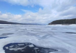 Машина провалилась на Красноярском водохранилище — всем удалось спастись