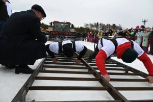 ‎Атлеты из Хакасии установили рекорд России и мировой рекорд, протянув ратрак весом 7,5 тонн на 2,5 метра