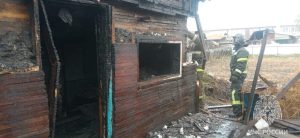 Дачный дом и легковушка сгорели в Хакасии