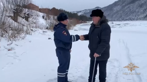 «За смелость во имя спасения»: дорожный полицейский Хакасии, спасший провалившегося под лёд пенсионера в Абазе, удостоен награды