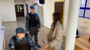 Абаканка пришла в суд с наркотиками в паспорте, она задержана