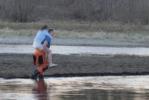 Вода отрезала путь с острова: двоих школьниц  вызволили из западни спасатели в Шушенском