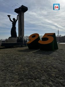 Весом почти в тонну юбилейная дата столицы Хакасии украсила въезд в Абакан