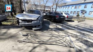 Не пропустил: вылетел на пешеходную дорожку и снёс металлическое ограждение виновник ДТП у 3 школы в Абакане