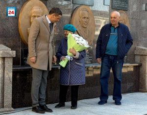 В числе Почётных граждан Абакана прибыло: 2 новых барельефа установлены на доске Почёта в столице Хакасии