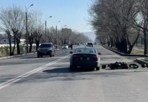 Мотоциклист-бесправник пострадал в тройном ДТП в Абакане