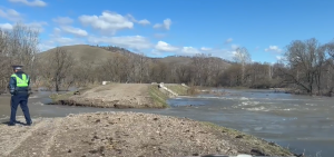 Река размыла участок дороги Усть-Чуль — Илиморов в Хакасии