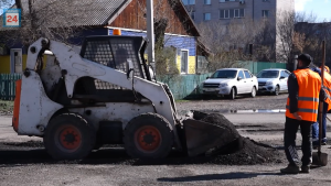 Дороги Абакана избавляются от выбоин и провалов: в столице Хакасии стартовал ямочный ремонт