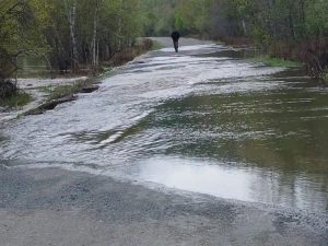 Дорожное полотно размыло на подъезде к станции Югачи в Аскизском районе