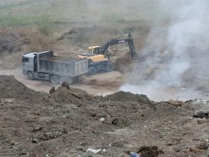 Очаг ночного пожара засыпают на мусорном полигоне в Черногорске