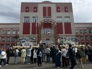 Почти для 3 тысяч абаканских выпускников прозвенели последние звонки в столице Хакасии