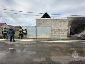 Дом и гараж с авто внутри тушили в одном из дачных обществ Абакана