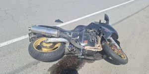 Не уступил дорогу и снес мотоциклиста водитель в Хакасии