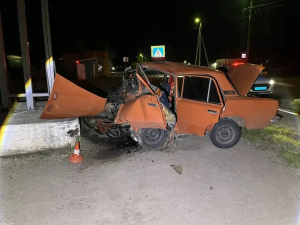 В бетонный блок врезался пьяный бесправник в Хакасии