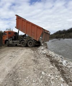 Дамбу укрепляют в селе Орджоникидзе: она сползает из-за подъёма воды в реке