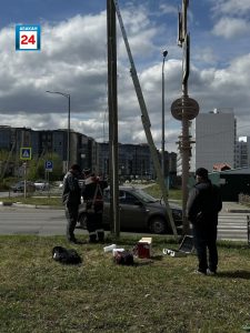 Сам анализирует загруженность дороги и автоматически регулирует длительность сигналов: «умный» светофор появился в Абакане
