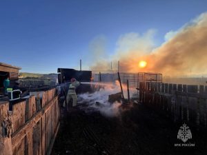 Тушили огонь больше 2 часов: дом и постройки сгорели в Хакасии из-за неисправной дымовой трубы