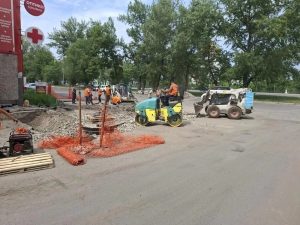 Большие лужи исчезнут между 29 и 33 домами на Дружбе Народов в Абакане — здесь обустраивают ливневку