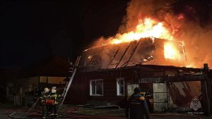 6 газовых баллонов из охваченного огнем гаража, наполненного топливом, вытащили расчеты в Абакане