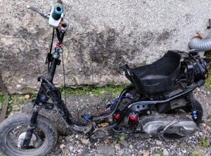 Полуразобранный мопед украл со двора многоэтажки 18-летний абаканец