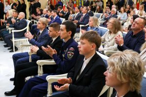 ‎Медалью «За проявленное мужество» награждён Матвей Передерин из Черногорска, отбивший от агрессивной овчарки 7-летнюю Катю Завозину