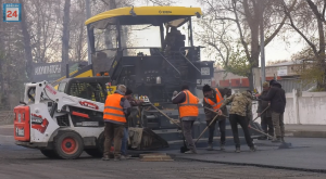 В Абакане на Кирова последние метры асфальта, на Итыгина-благоустраивается территория у поликлиники