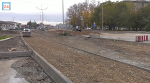 Отсыпку под новое полотно ведут дорожники на Кирова в Абакане: срок работ на объекте — конец октября