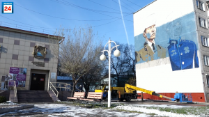 12-метровый мурал памяти Героев России Аймира Миягашева и Игоря Ахпашева создают художники в Абакане
